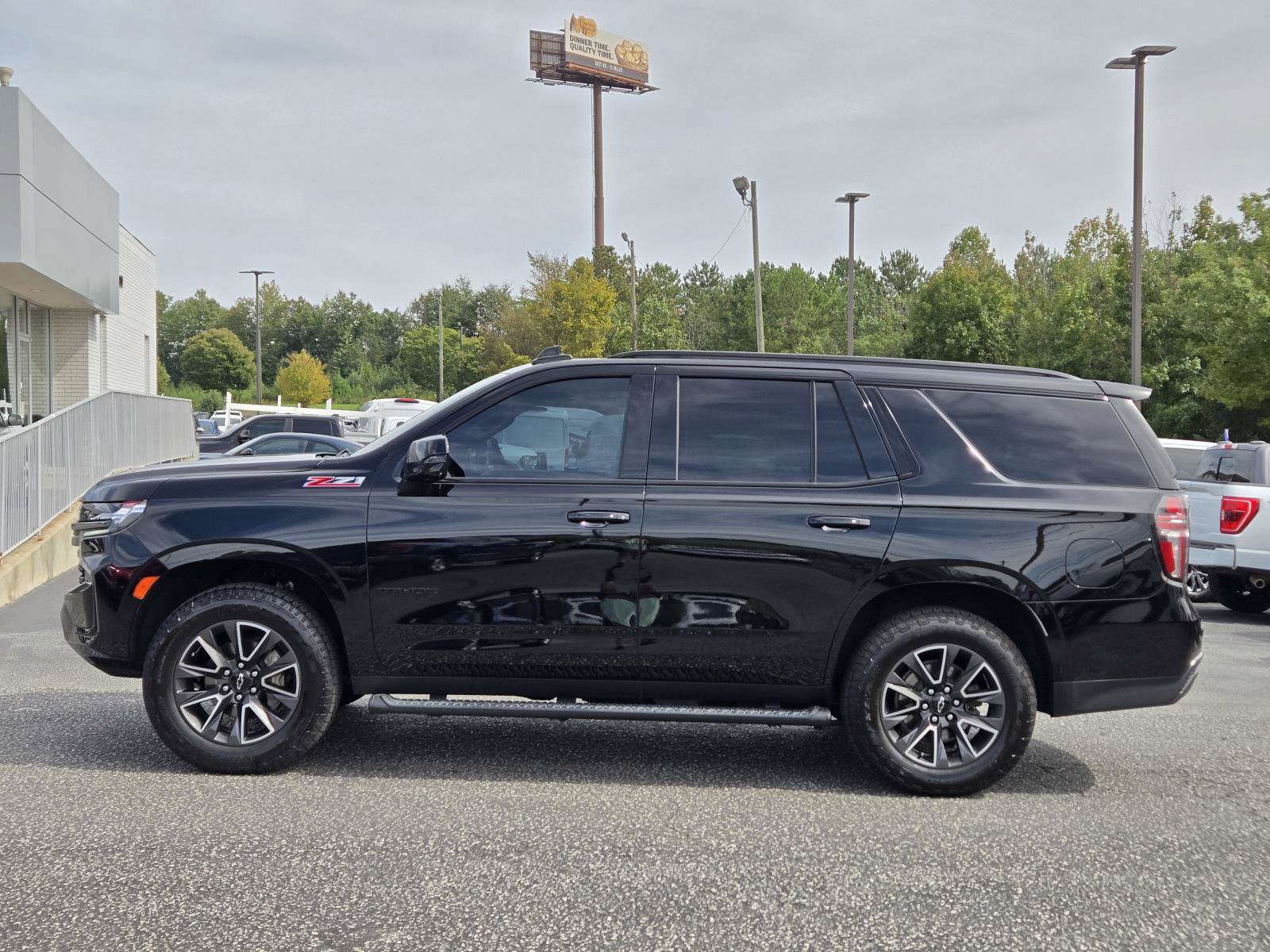 Used 2022 Chevrolet Tahoe Z71 w/ Luxury Package AWD/4WD image 13
