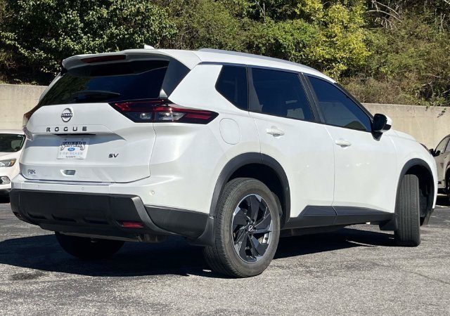 Used 2024 Nissan Rogue SV w/ SV Premium Package FWD image 3