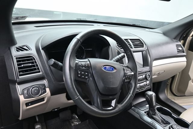 Certified 2018 Ford Explorer XLT w/ Equipment Group 202A AWD/4WD image 16