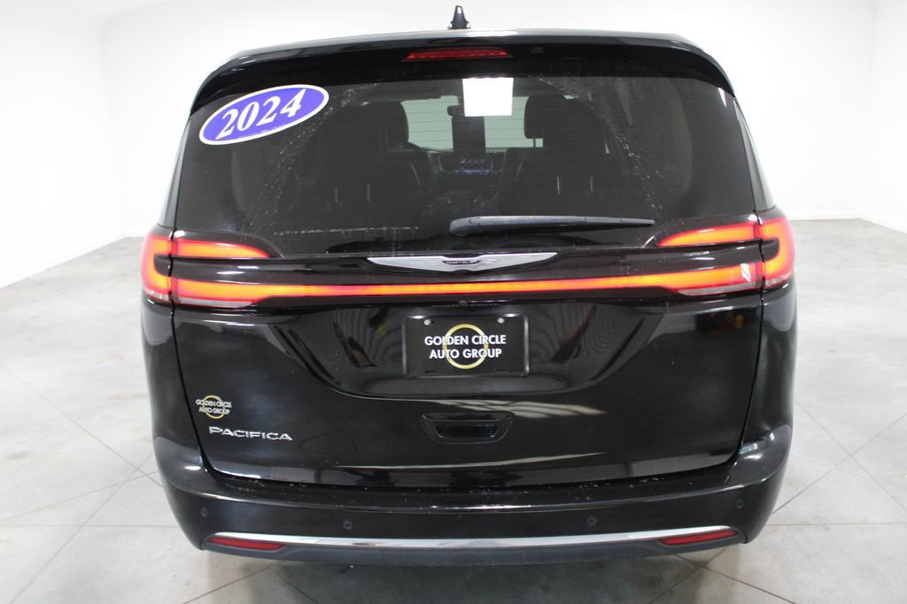 Used 2024 Chrysler Pacifica Touring-L image 4