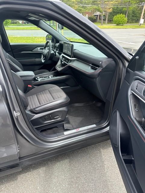 Certified 2025 Ford Explorer ST-Line w/ Premium Package AWD/4WD image 17