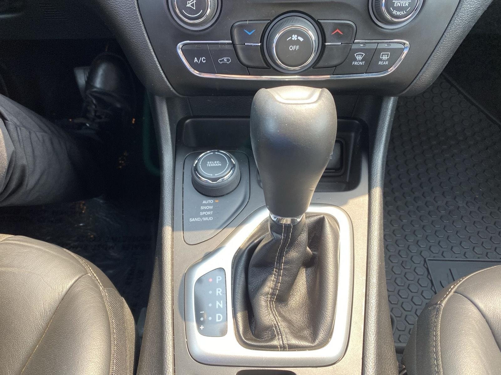 Used 2018 Jeep Cherokee Latitude Plus w/ Cold Weather Group AWD/4WD image 20