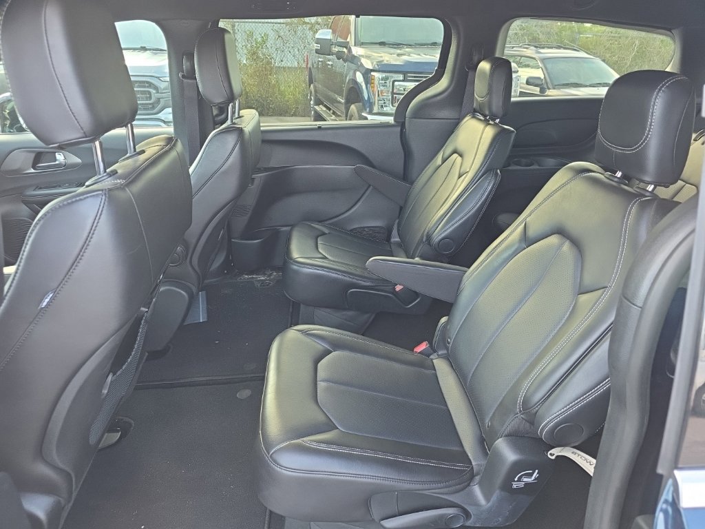 Used 2025 Chrysler Pacifica Select FWD image 5