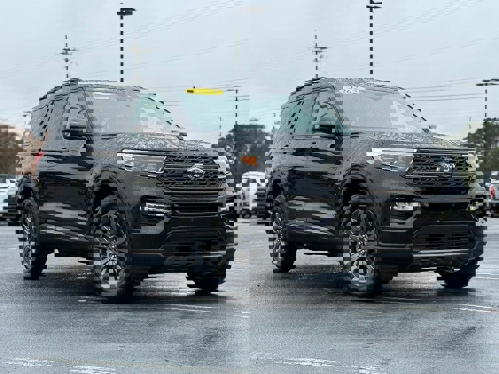 Certified 2022 Ford Explorer XLT w/ Equipment Group 202A image 2