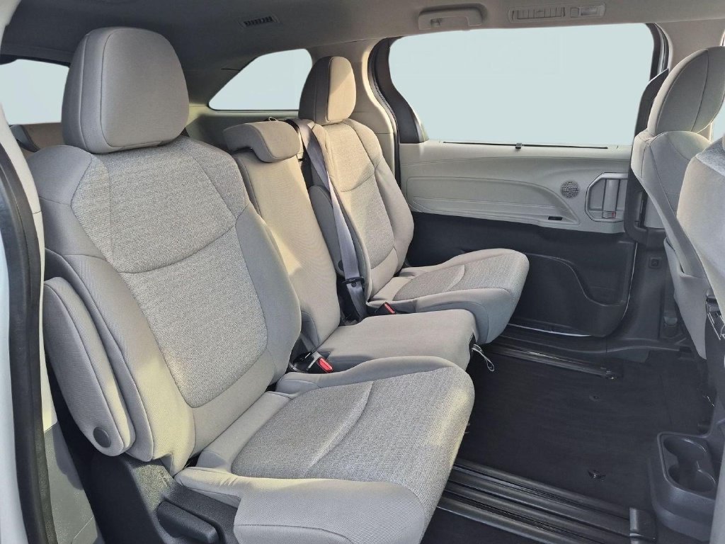 Used 2024 Toyota Sienna LE AWD/4WD image 27