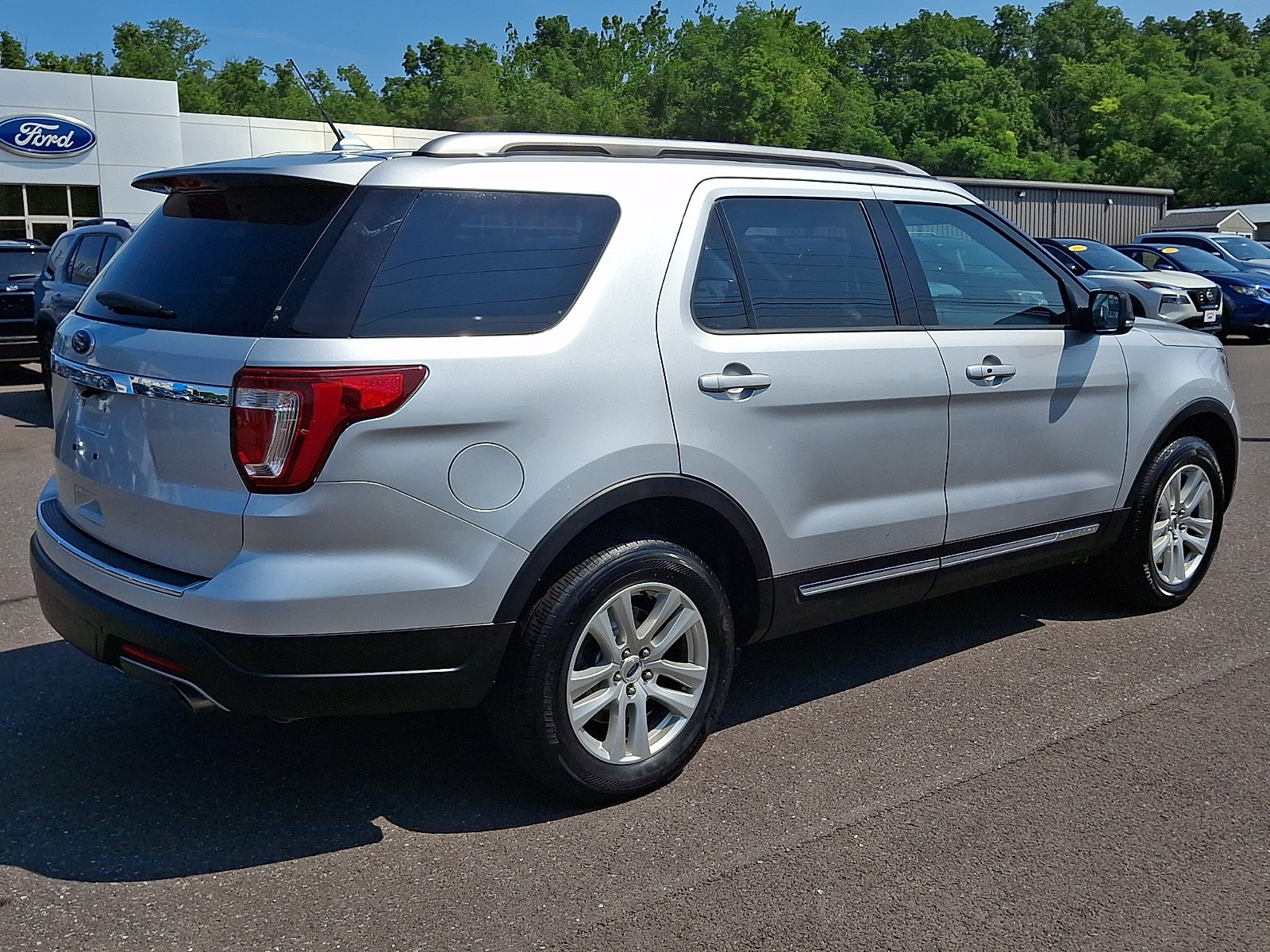 Certified 2018 Ford Explorer XLT w/ Equipment Group 202A AWD/4WD image 11