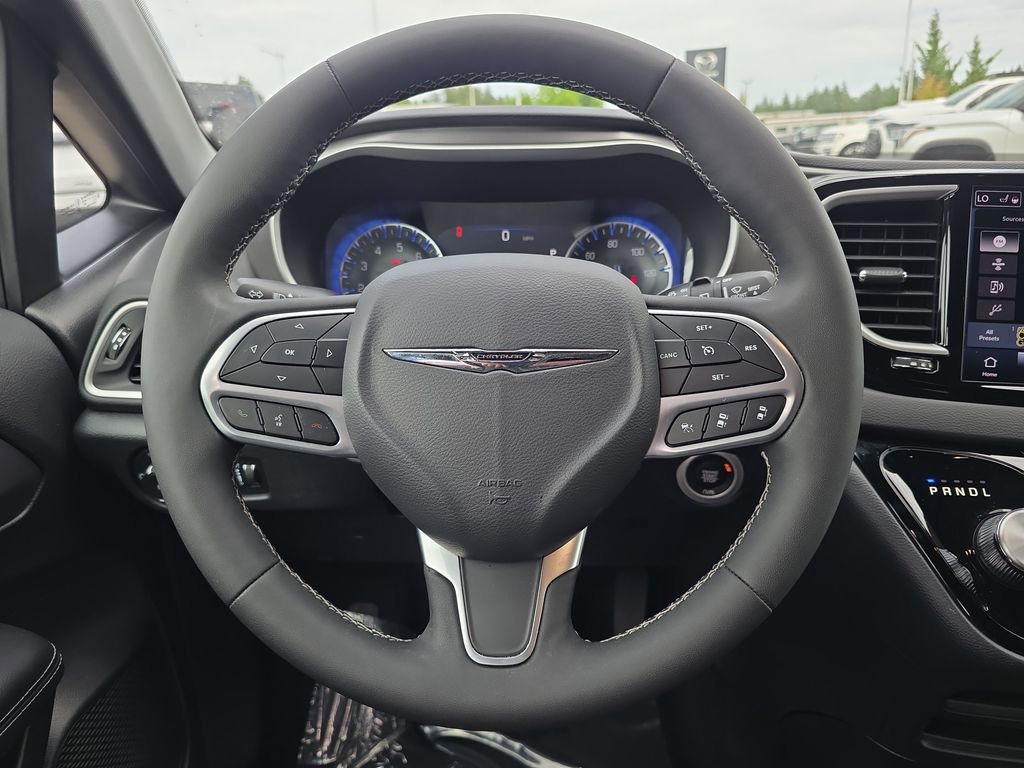 Used 2025 Chrysler Pacifica Select FWD image 21