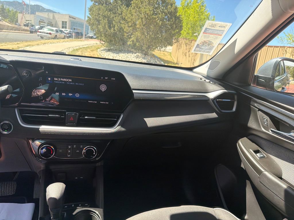 Used 2025 Chevrolet TrailBlazer LT AWD/4WD image 16