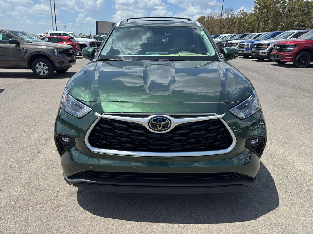 Used 2024 Toyota Highlander XLE FWD image 2