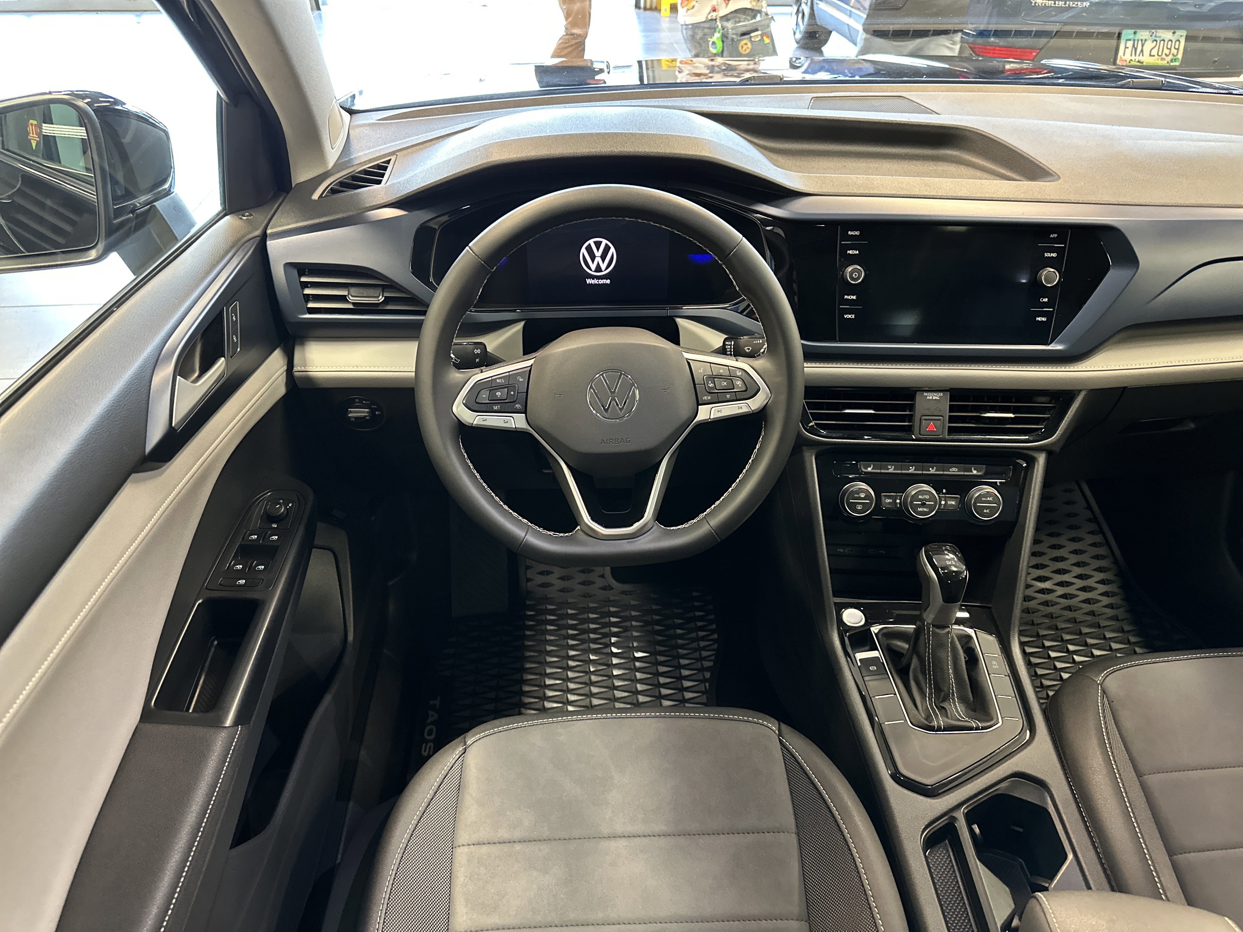 Used 2024 Volkswagen Taos SE image 11