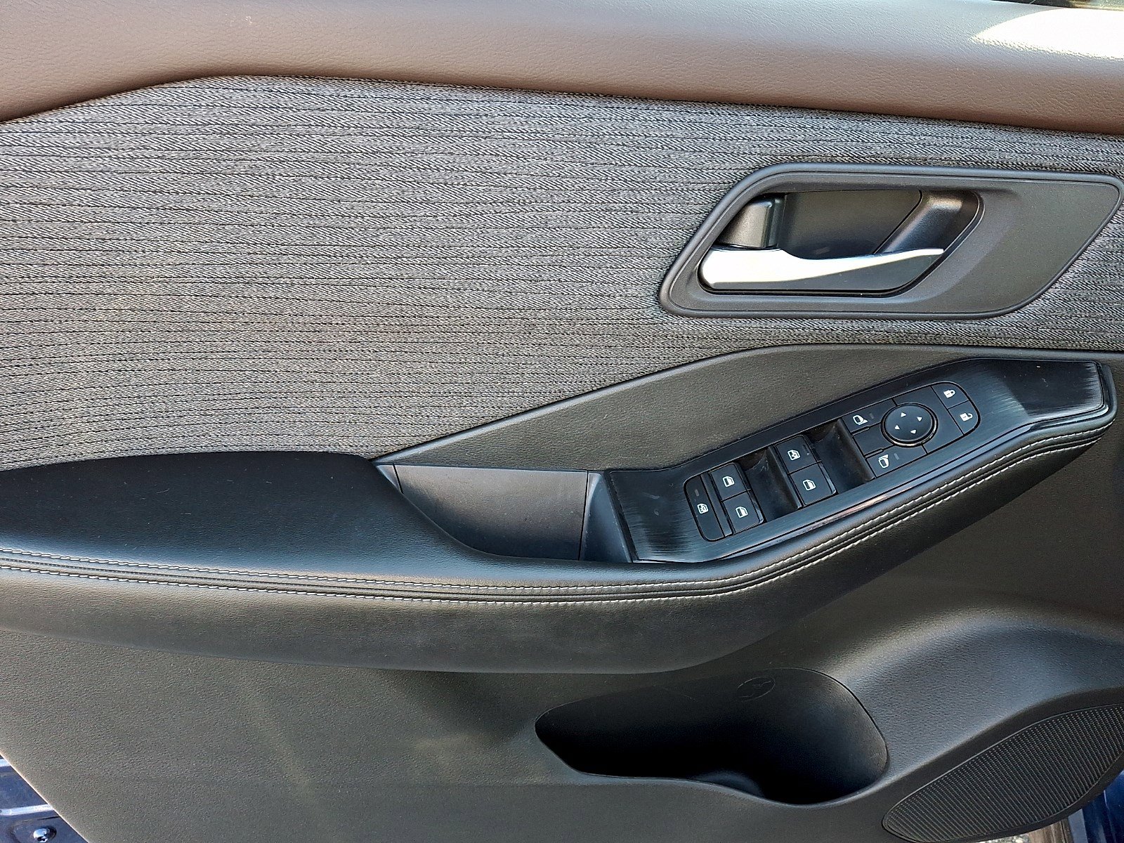 Used 2023 Nissan Rogue SV image 11