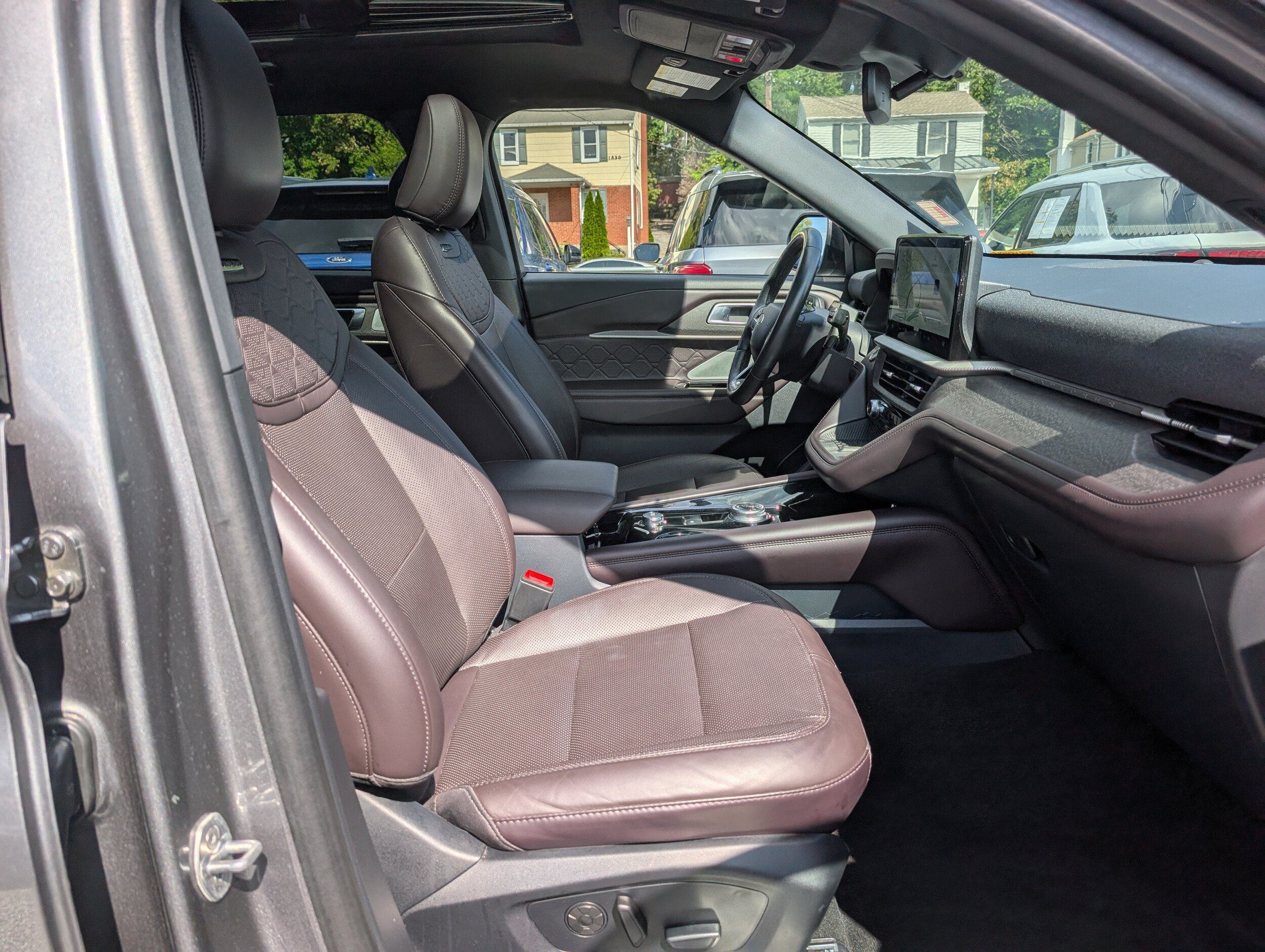 Certified 2025 Ford Explorer Platinum w/ LUX Leather Package AWD/4WD image 12