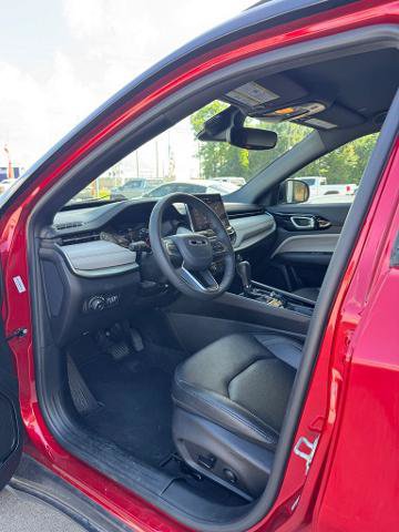 Used 2025 Jeep Compass Limited AWD/4WD image 8