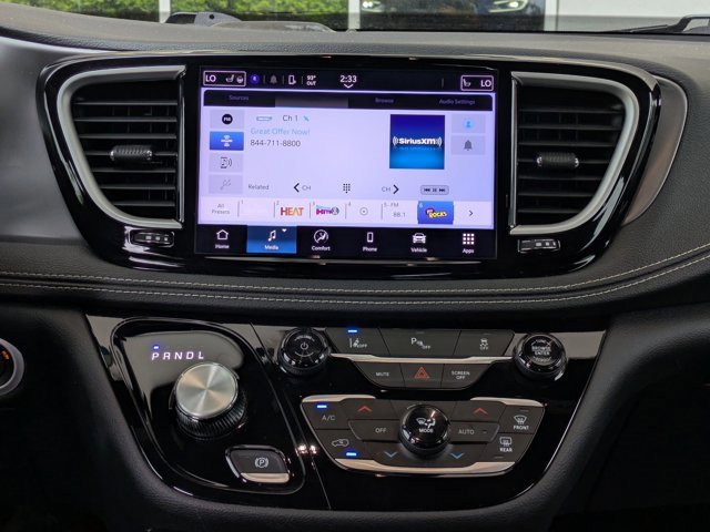 Used 2025 Chrysler Pacifica Select image 15