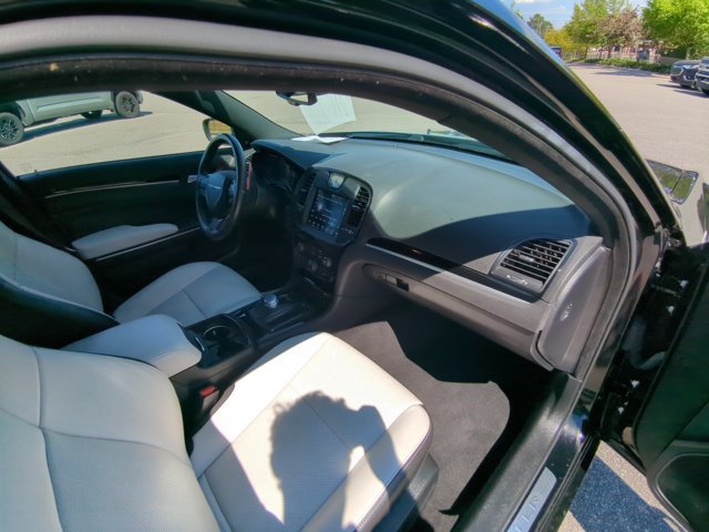 Used 2020 Chrysler 300 S w/ 300S Premium Group RWD image 28