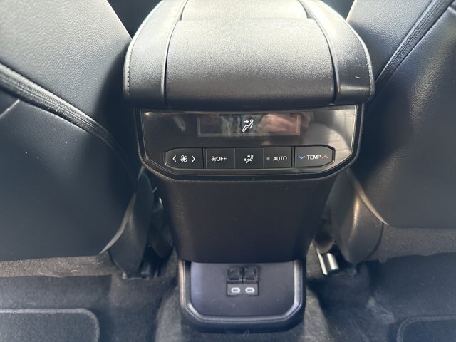 Used 2023 Toyota Highlander XLE AWD/4WD image 19