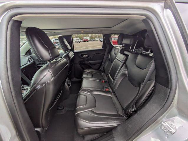 Used 2019 Jeep Cherokee Latitude Plus AWD/4WD image 29