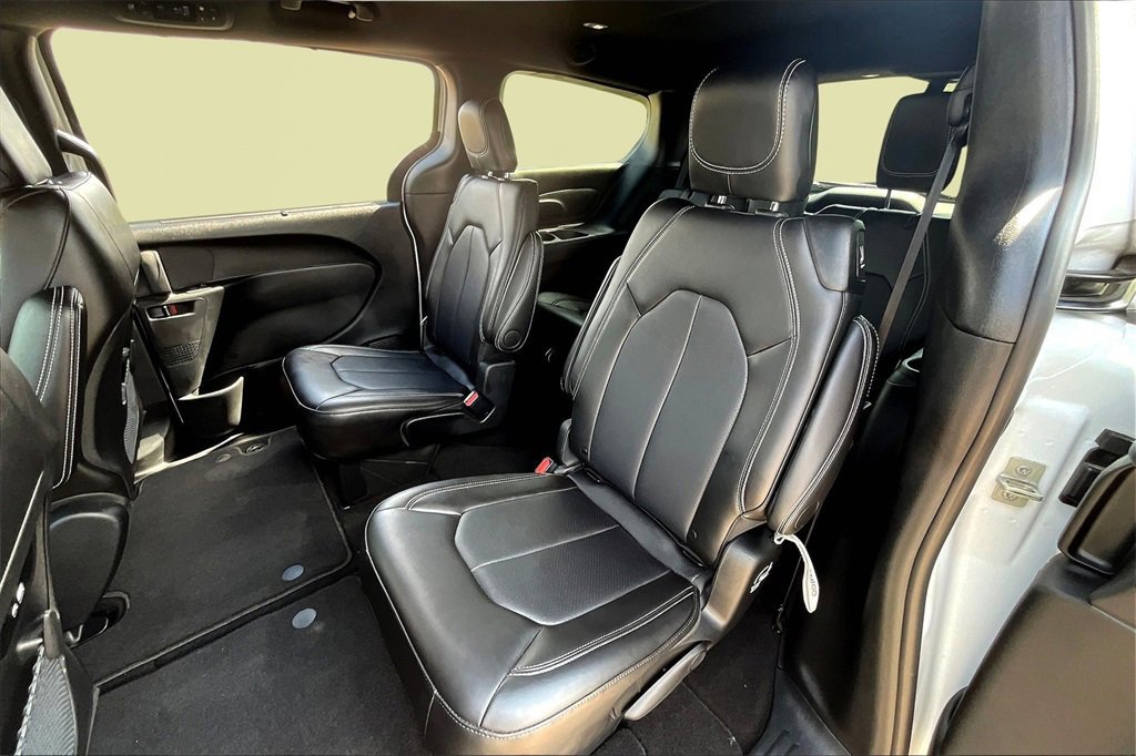 Used 2025 Chrysler Pacifica Select image 26