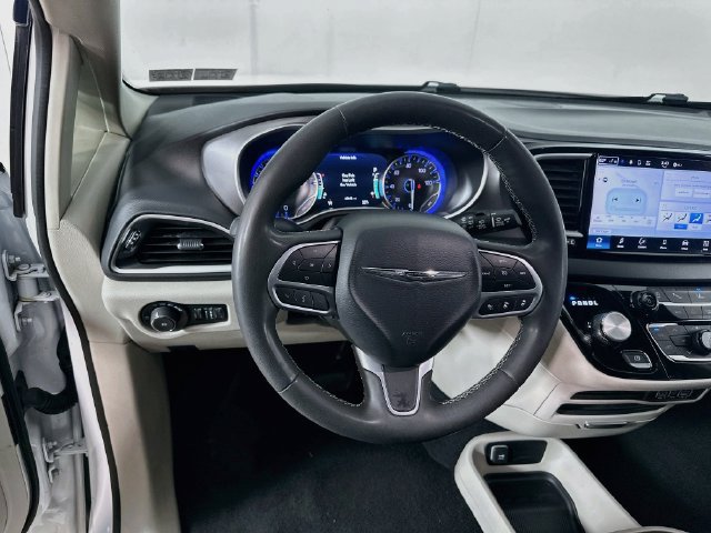 Used 2024 Chrysler Pacifica Touring-L FWD image 25