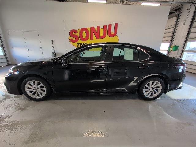 Used 2023 Toyota Camry SE image 2