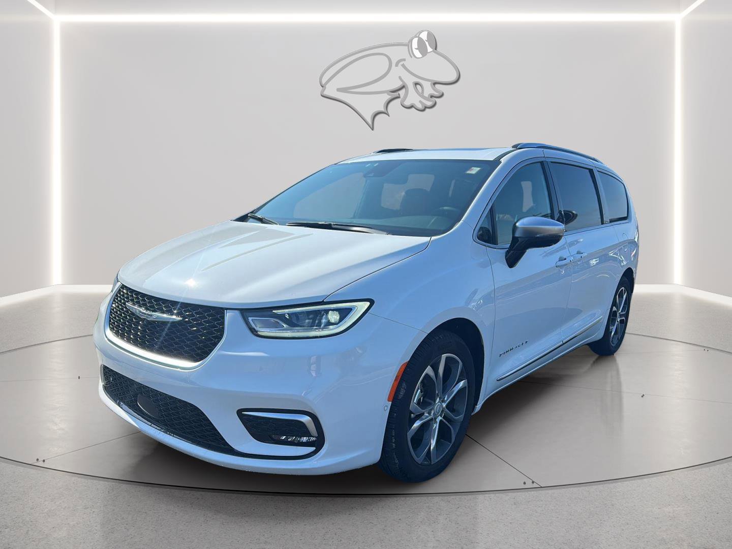 Used 2026 Chrysler Pacifica Pinnacle w/ Trailer Tow Group image 2