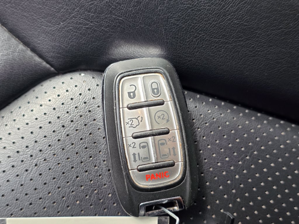 Used 2023 Chrysler Pacifica Touring-L FWD image 19