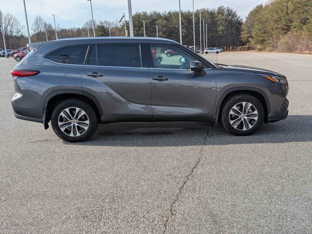 Used 2020 Toyota Highlander XLE image 3