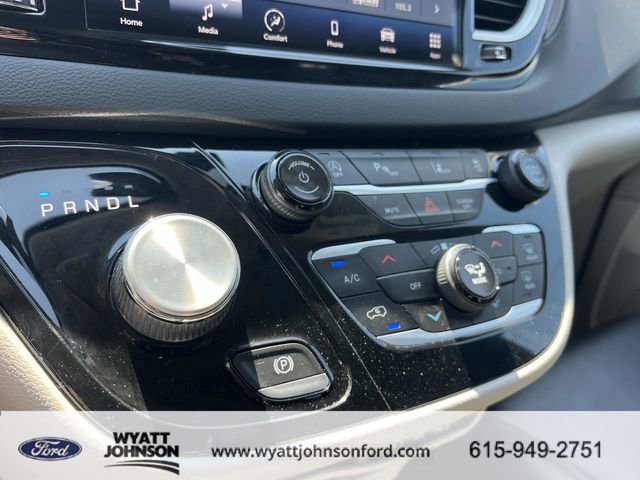 Used 2023 Chrysler Pacifica Touring-L image 37