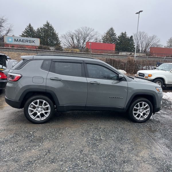 Used 2023 Jeep Compass Latitude image 10