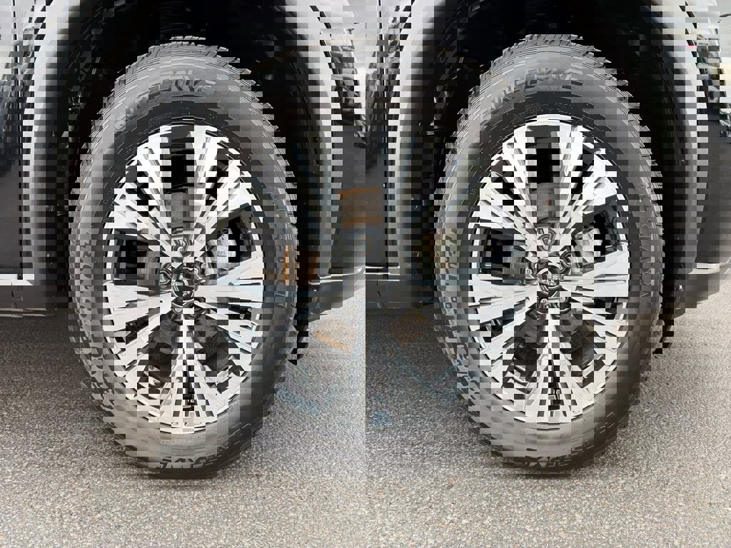 Used 2023 Nissan Rogue SV image 5