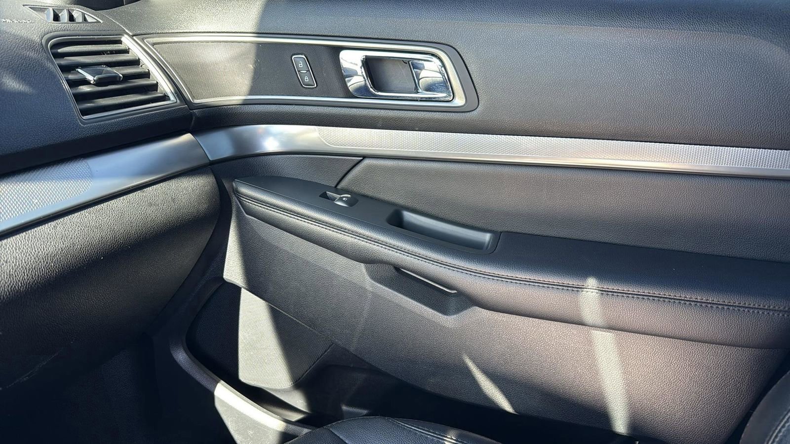 Certified 2018 Ford Explorer XLT w/ Equipment Group 202A image 24