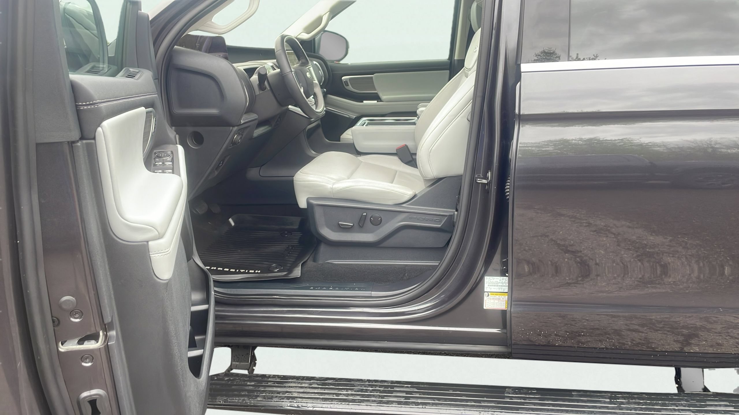 Certified 2025 Ford Expedition Max Platinum w/ Driver's Package AWD/4WD image 11