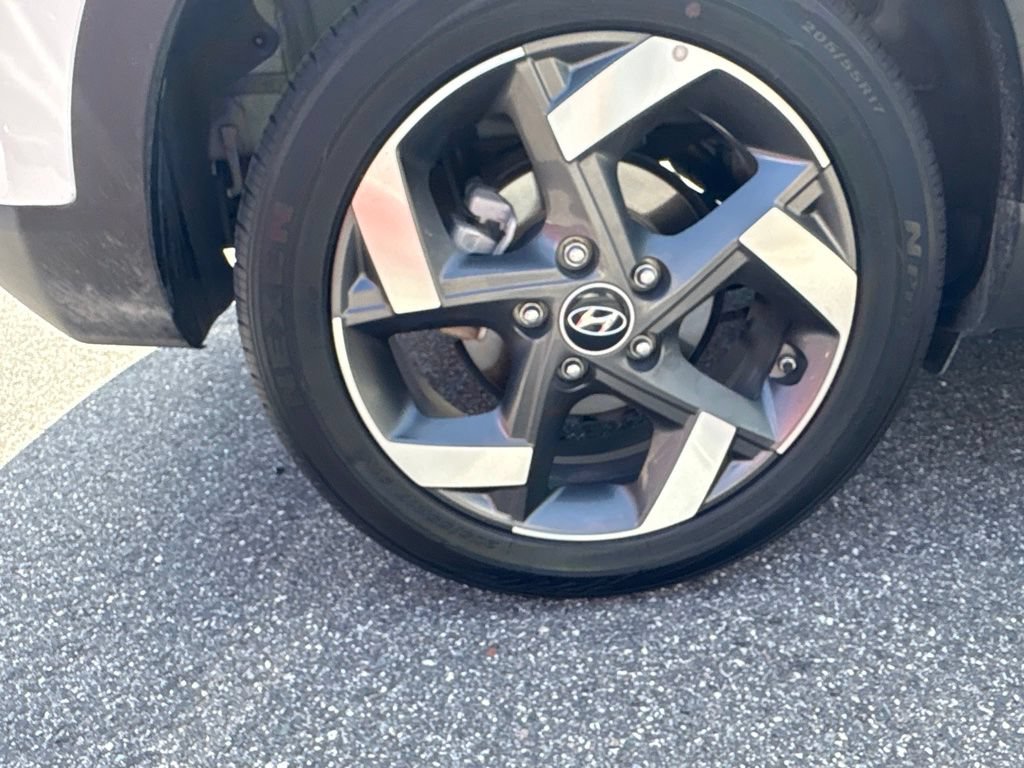 Used 2025 Hyundai Venue SEL FWD image 13