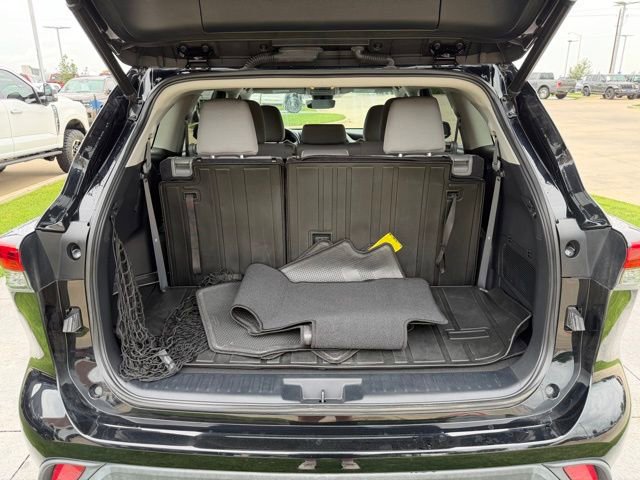 Used 2023 Toyota Highlander LE FWD image 8