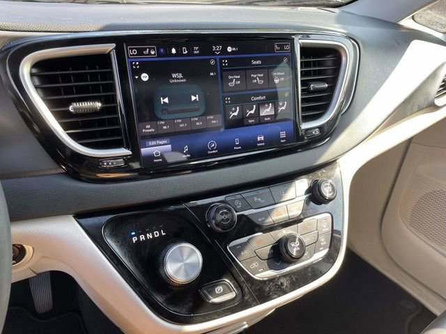 Used 2024 Chrysler Pacifica Touring-L image 23