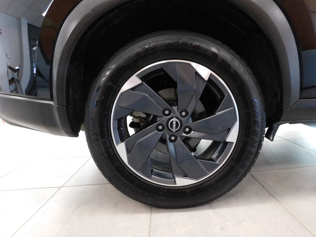 Used 2025 Nissan Rogue SV AWD/4WD image 12