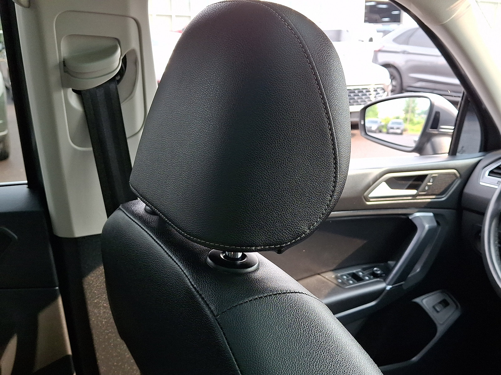 Used 2020 Volkswagen Tiguan SEL AWD/4WD image 13
