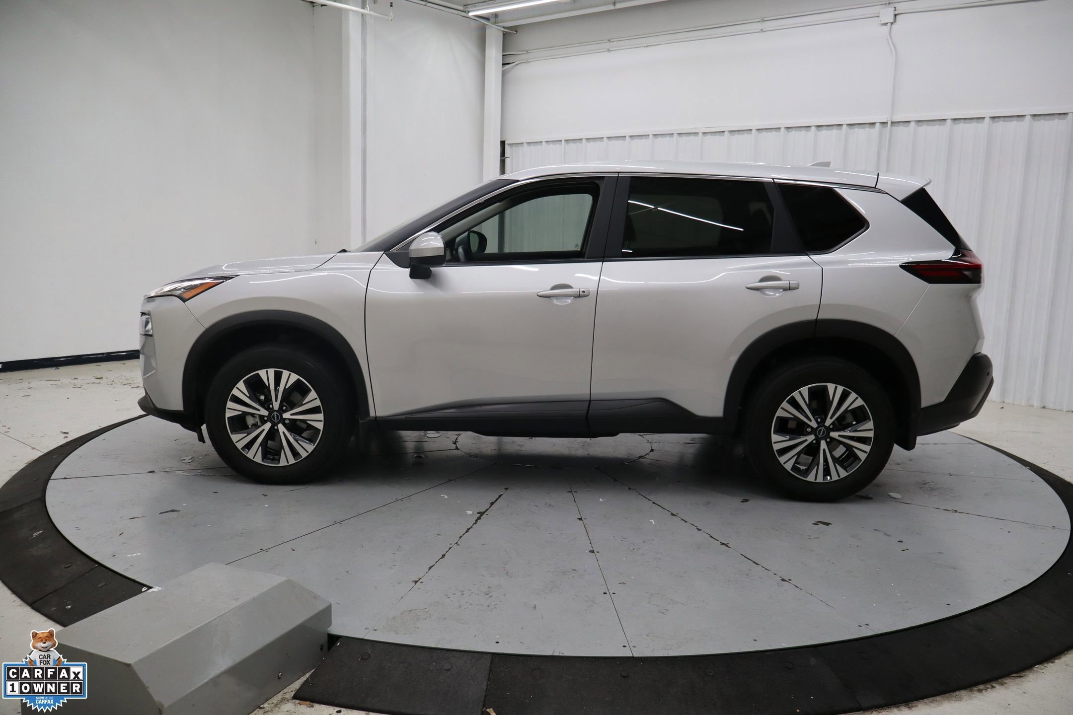 Used 2023 Nissan Rogue SV image 2