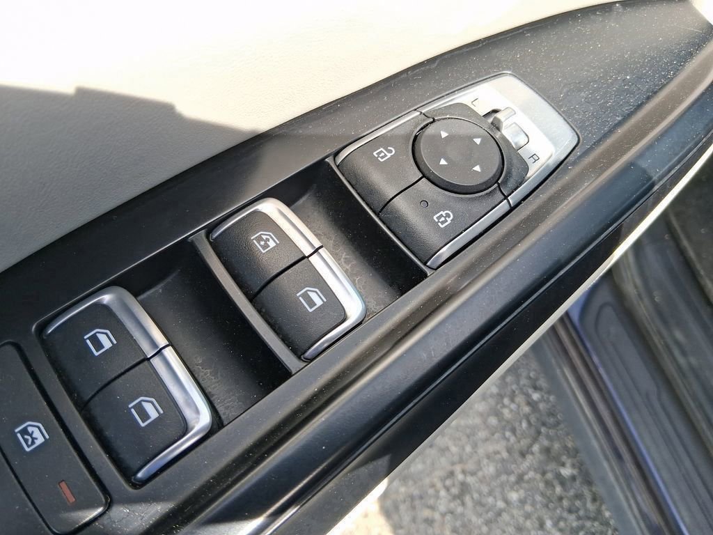 Used 2023 Kia Carnival LX image 23