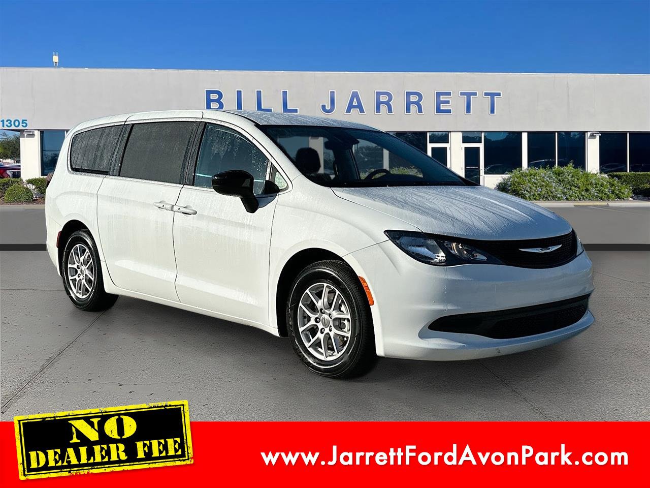 Used 2024 Chrysler Voyager LX image 7