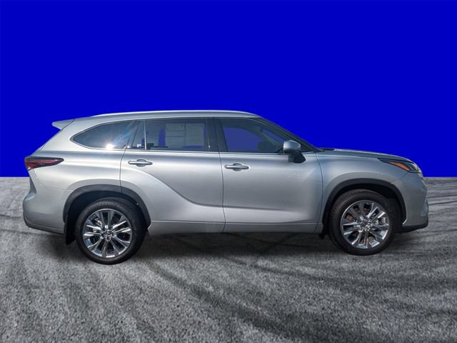 Used 2024 Toyota Highlander Limited FWD image 3