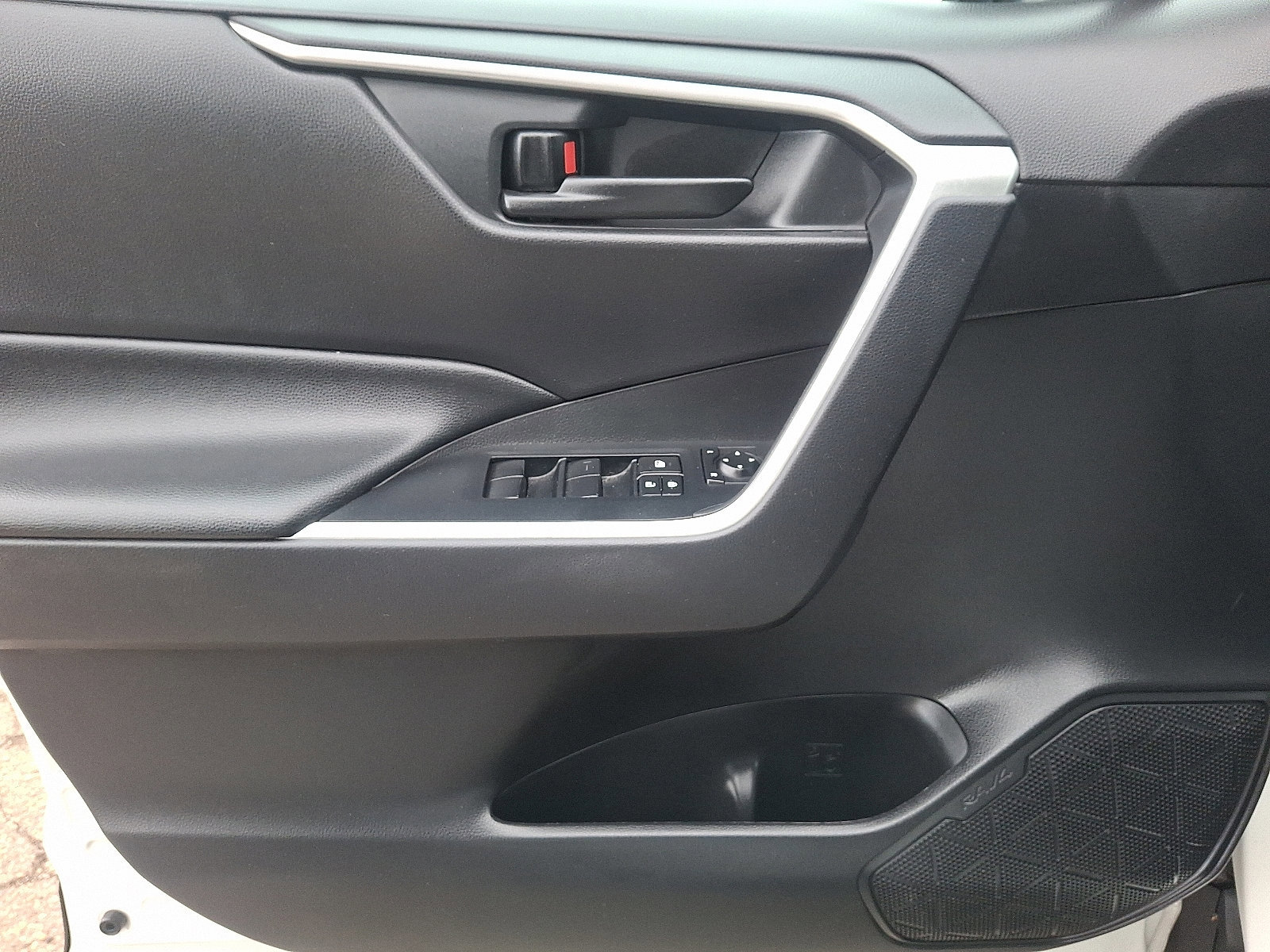 Used 2020 Toyota RAV4 LE w/ Carpet Mat Package image 12