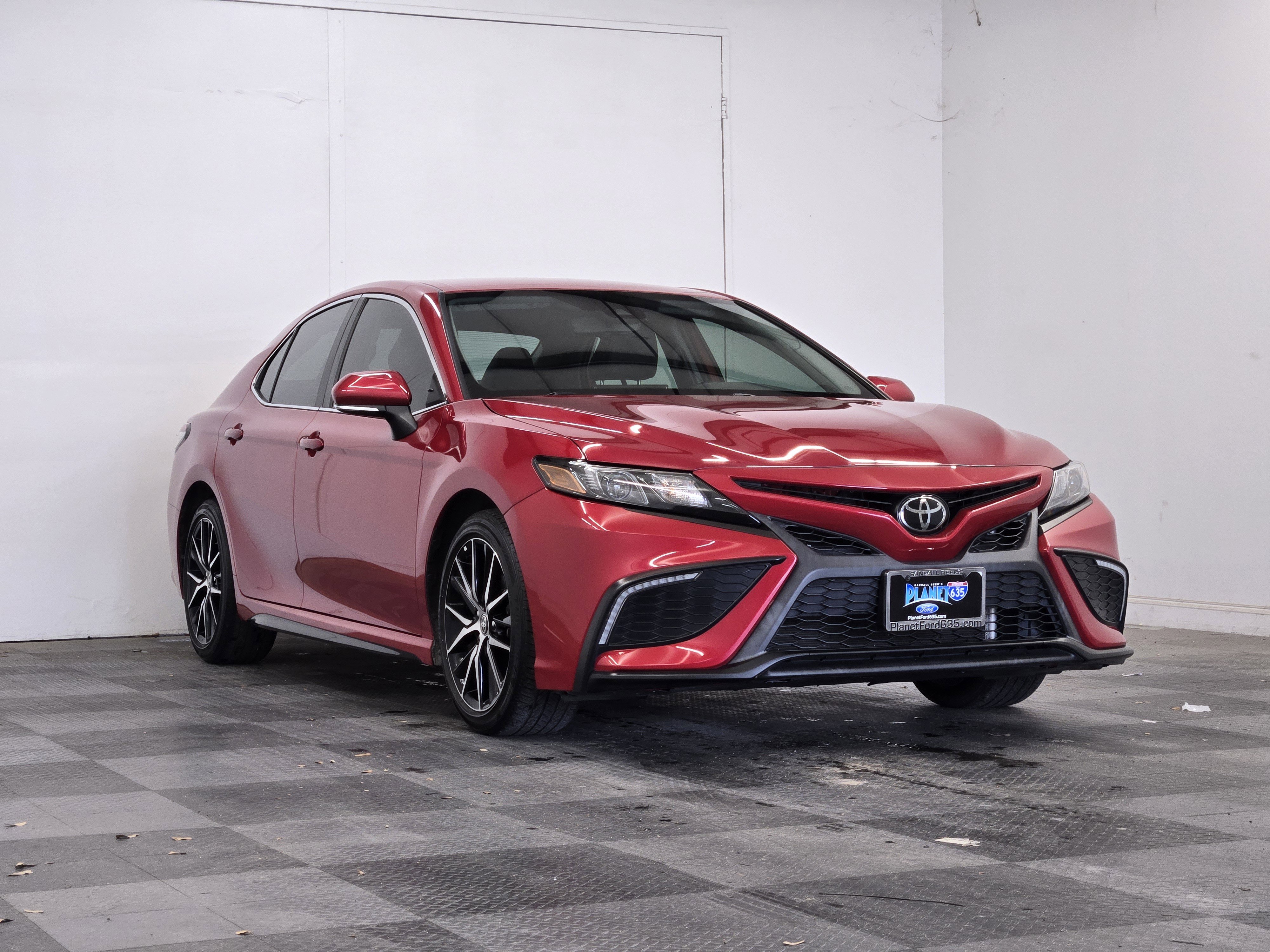 Used 2022 Toyota Camry SE image 2