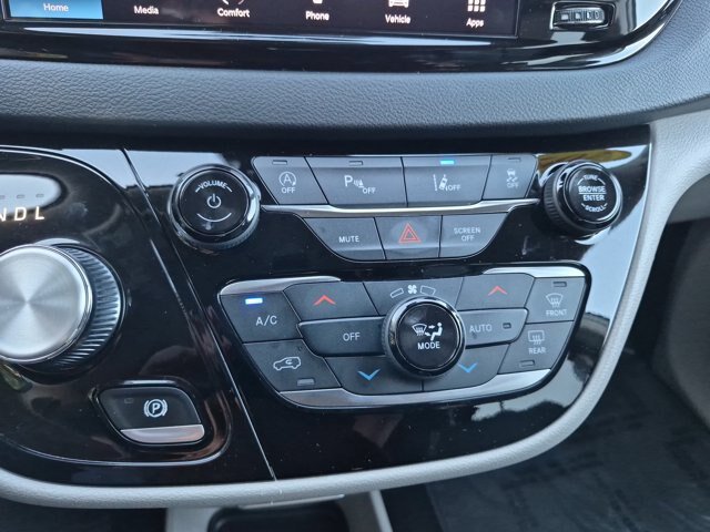 Used 2023 Chrysler Pacifica Touring-L FWD image 20
