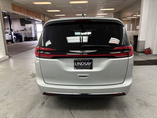 Used 2023 Chrysler Pacifica Touring-L image 26
