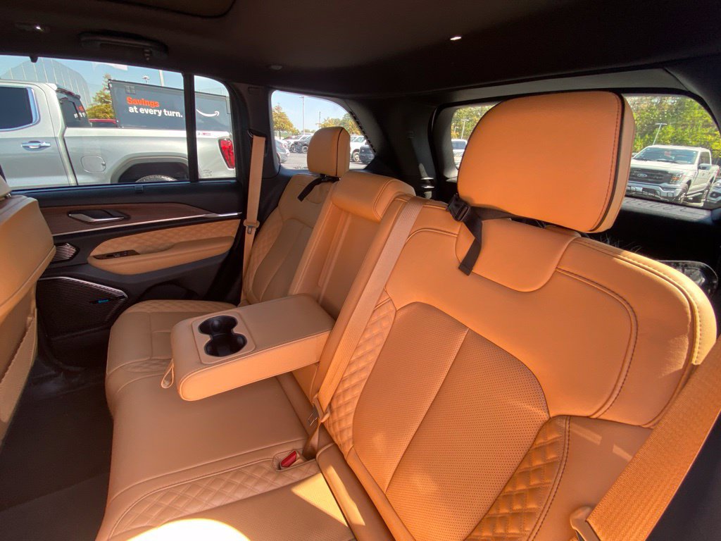 Used 2024 Jeep Grand Cherokee Summit w/ Advanced Protech Group IV AWD/4WD image 24