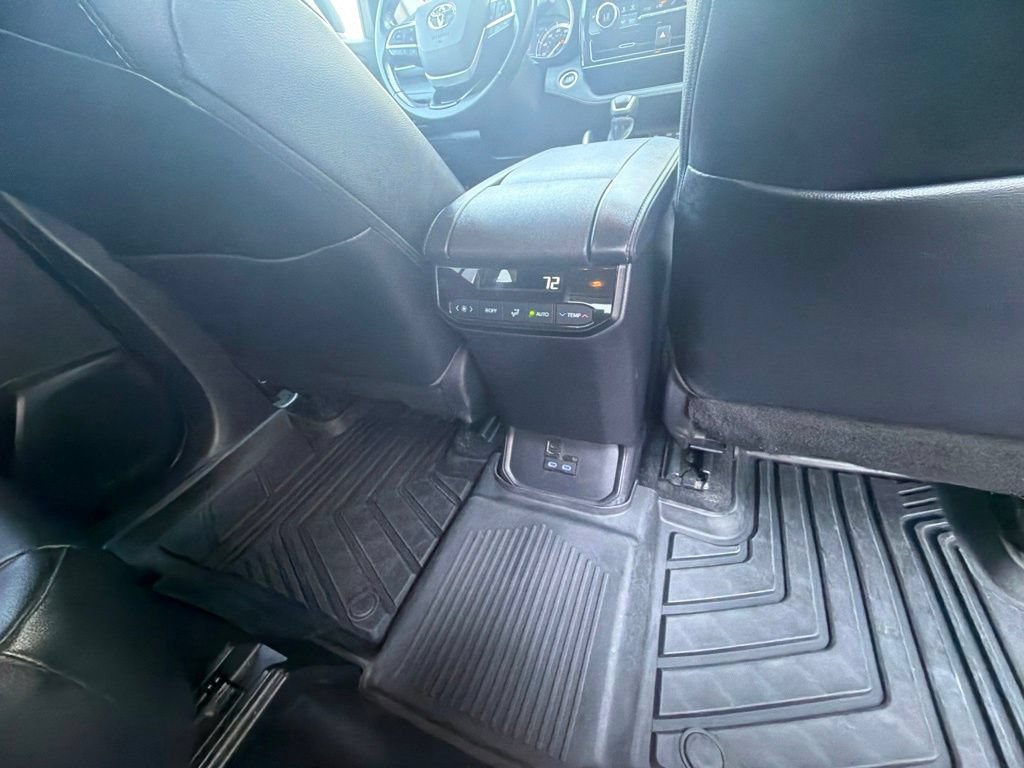 Used 2022 Toyota Highlander XLE AWD/4WD image 43