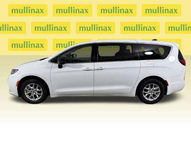 Used 2024 Chrysler Pacifica Touring-L FWD image 12