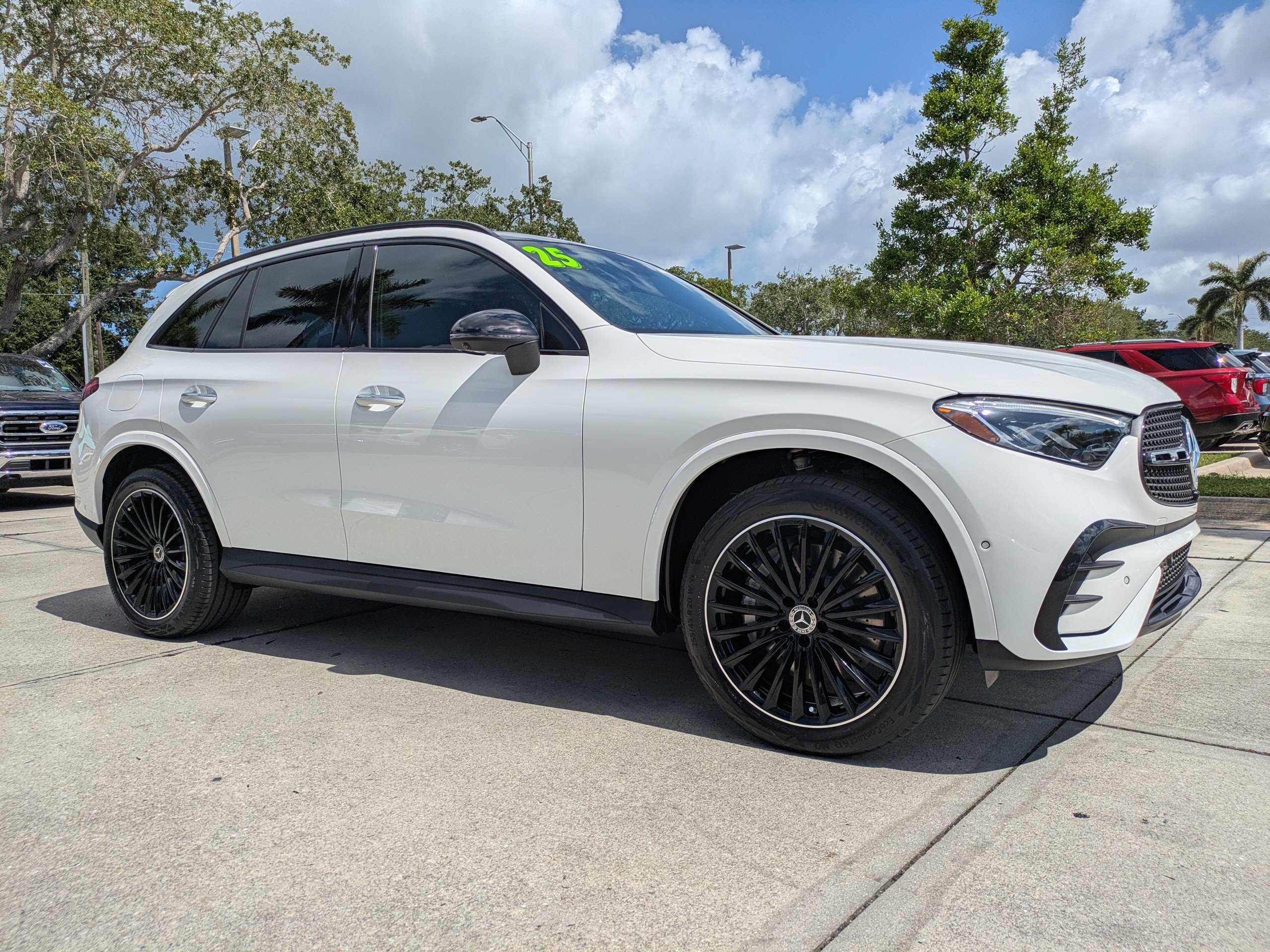 Used 2025 Mercedes-Benz GLC 300 4MATIC image 2