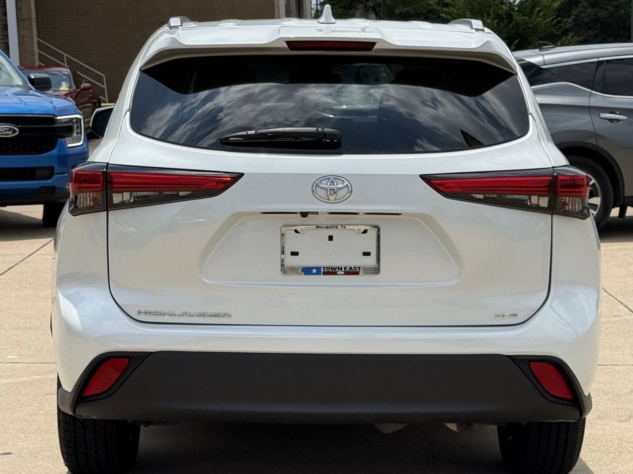 Used 2022 Toyota Highlander XLE FWD image 6